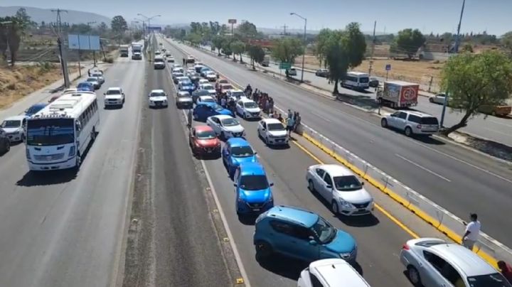 Conductores de Uber acorralan camioneta del Estado y obstruyen carretera; alegan multa sin razón