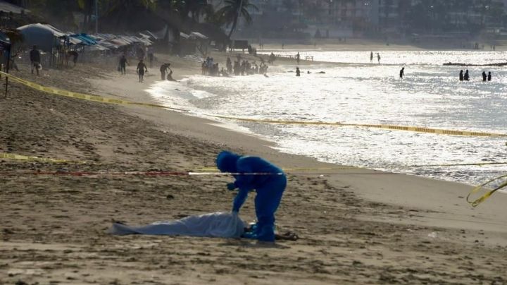 Hallan turistas el cuerpo de un hombre con un tiro en la cabeza y desnudo en Acapulco