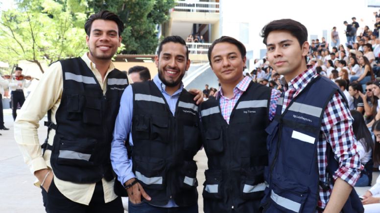 Despiden a los estudiantes egresados de la Universidad La Salle Bajío con mariachi