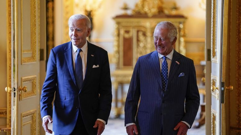 Biden y el rey Carlos III se reúnen para impulsar energía limpia