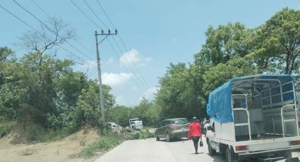 Bloquean vecinos carretera en Jaltocán por fallas de energía eléctrica