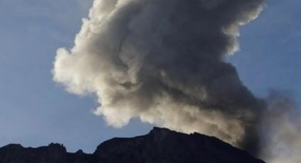 Expulsa cenizas volcán Ubinas en Perú; alcanzó una altura de cuatro mil metros