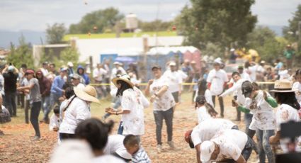 “Jitomatiza” pinta de rojo a Metepec: batalla con baile y música