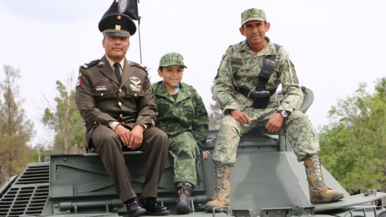 Reconoce la Sedena al niño Leonardo Oropeza como 'soldado honorario'