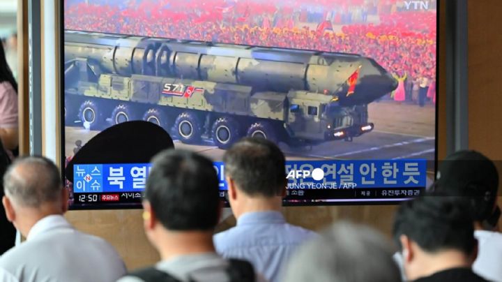 Supervisa Kim Jong despliegue de poder en desfile militar