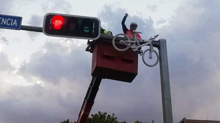 Honran la memoria de Jorge Santiago en Celaya y colocan bicicleta blanca en semáforo