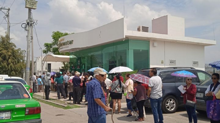 Pensión Bienestar: Fallas en cajeros hacen esperar por horas a adultos mayores en León
