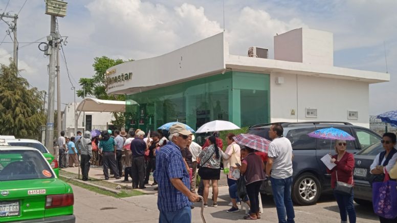 Pensión Bienestar: Fallas en cajeros hacen esperar por horas a adultos mayores en León