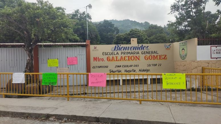 Mantienen cierre de primaria en comunidad de Huejutla; exigen reposición de intendente