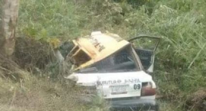 Un fallecido y un herido grave, saldo de volcadura de taxi en Huautla
