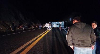 Accidente en Oaxaca: Atraviesa tráiler a un autobús y mata a 14 pasajeros y deja 25 heridos