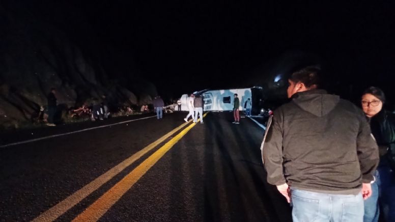Accidente en Oaxaca: Atraviesa tráiler a un autobús y mata a 14 pasajeros y deja 25 heridos