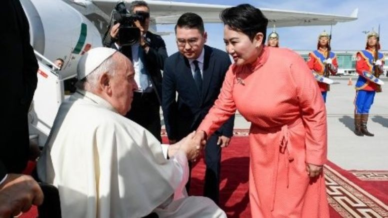 Papa Francisco  llega a Mongolia en medio de tensas relaciones del Vaticano con Rusia y China