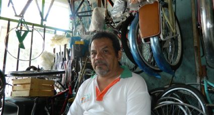 El Chato mantiene vivo el recuerdo de su padre en cada bicicleta en la que trabaja