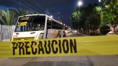 Motociclista pierde control, derrapa y le pasa camión urbano encima en León