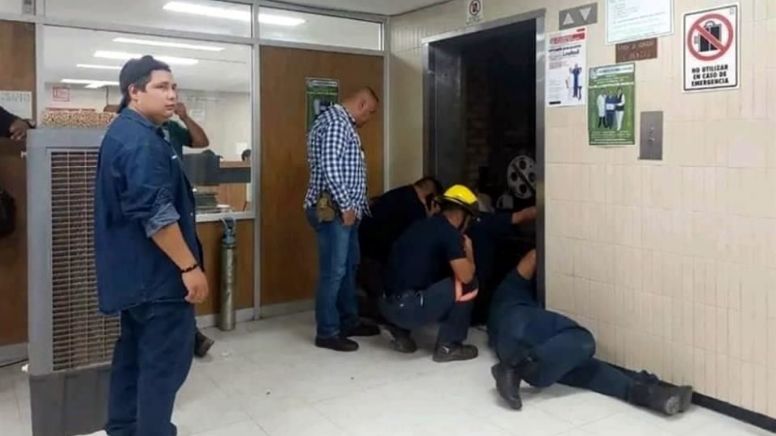 Rescatan a 7 de elevador en IMSS en Monclova Coahuila