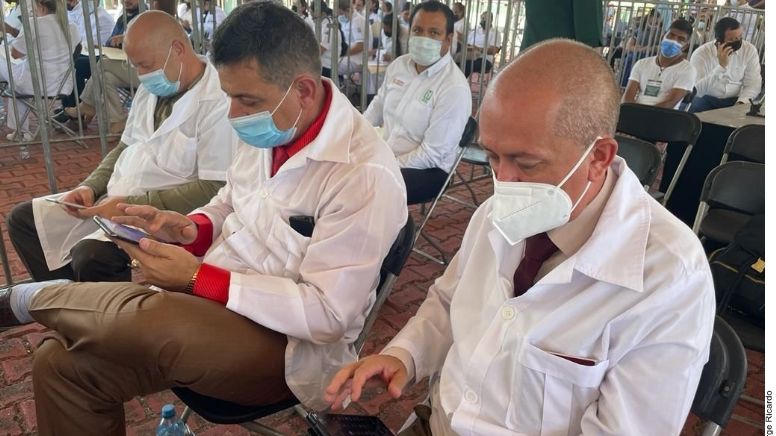 Darán trato VIP a médicos cubanos en Guerrero: Wifi, filete, frigobar y... ¡seguridad!
