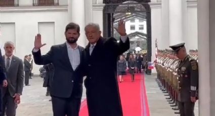 Recibe Boric a AMLO en Palacio de La Moneda; alistan mensaje a medios