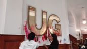 Estudiantes limpian Edificio Central de la UG mientras otros mantienen tomada la sede