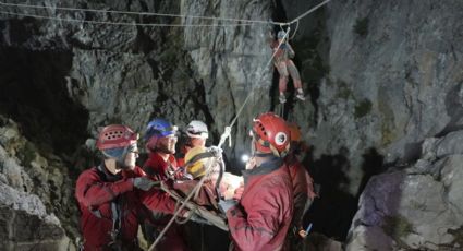 Rescatan a espeleólogo norteamericano atrapado en una cueva en Turquía