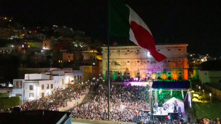 Gritan 8 mil personas ‘Viva México’ en Guanajuato capital