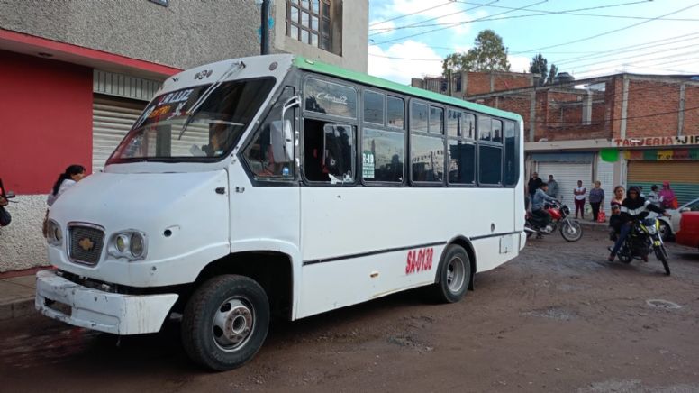Atacan a balazos a conductor de microbús en Irapuato