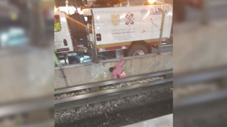 Accidente en CDMX: Mujer salta malla ciclónica del Metro y cae a vías; recibe descarga eléctrica en mano derecha