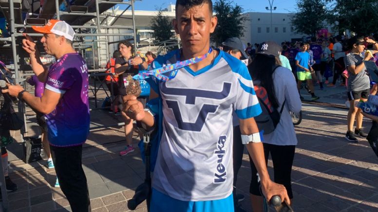 Nada lo vence: Carlos Ríos, de los Toros Amputados, se lleva los aplausos en el Maratón León 2023