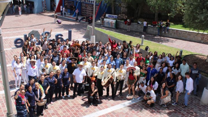 Alumnos de la Universidad De La Salle Bajío llevan serenata mexicana