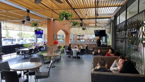Lamenta que permitan fumar en restaurantes