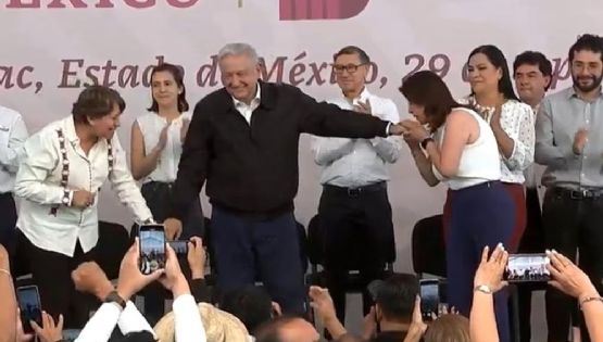 Alcaldesa de Tecámac Mariela Gutiérrez besa la mano de AMLO en gira de programas sociales