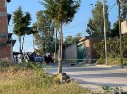 Horroriza encobijado: A mitad de la calle dejan cuerpo envuelto en cobijas y dejan mensaje