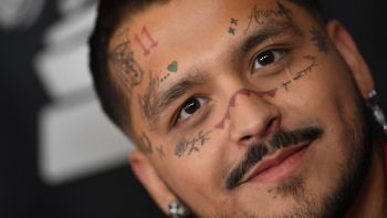 ¡Que no quede huella! Christian Nodal muestra eliminación de tatuajes de su cara