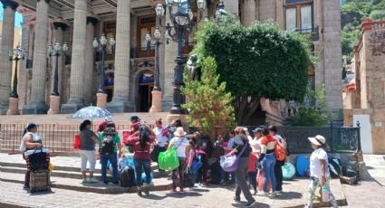 FOTOS | Se plantan buscadoras en Teatro Juárez para exigir que el Estado les brinde seguridad