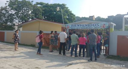 Rechaza comunidad escolar a docente recién destituida de otra escuela en Huejutla