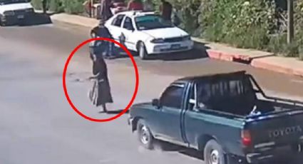 VIDEO Conductor maneja a exceso de velocidad, atropella a mujer y luego a policía en persecución