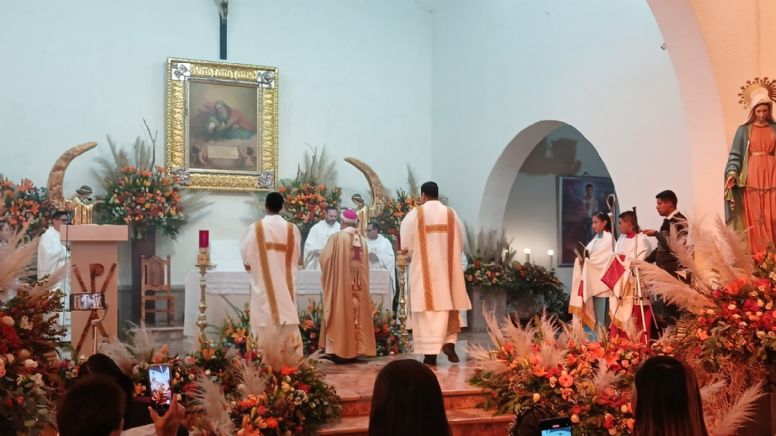 Arzobispo celebra misa de Año Nuevo y bendice hasta las carteras