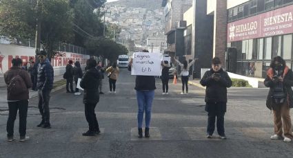 Protestan padres de familia en Pachuca, exigen maestro