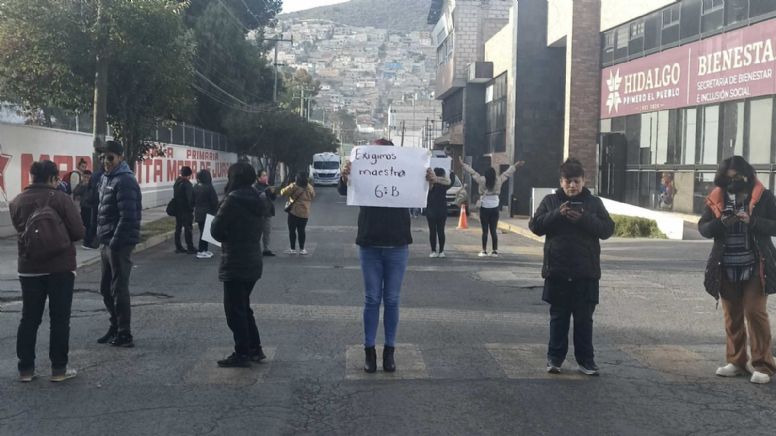 Protestan padres de familia en Pachuca, exigen maestro
