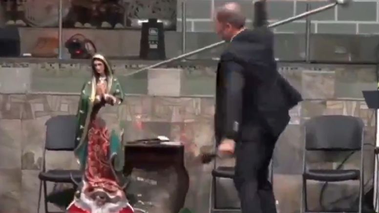 Pastor bautista destruye imagen de Virgen de Guadalupe y la Santa Muerte en transmisión en vivo