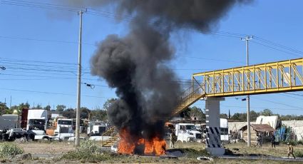 Se incendia camioneta sobe la carretera Pachuca-Actopan