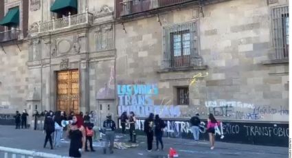 Comunidad LGBTTTIQ+ protestan en Palacio Nacional contra la violencia transfóbica