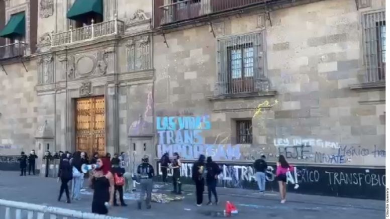 Comunidad LGBTTTIQ+ protestan en Palacio Nacional contra la violencia transfóbica