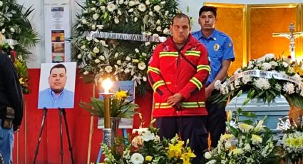 Entre llanto, abrazos y rezos, velan al bombero Óscar Espinoza en la Central de Bomberos de Irapuato