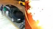 Extorsionador se quema con tremendo flamazo que él mismo provocó; echaba gasolina a carro de víctima