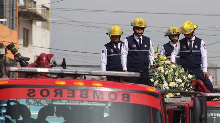 Despiden decenas al bombero Óscar Daniel Espinoza Trujillo en el Cuartel de Bomberos