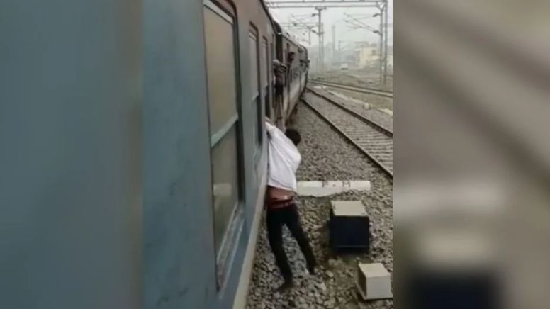 Asaltante se queda colgado de tren en movimiento; 'sapes' y cachetadas de pasajeros evitan atraco