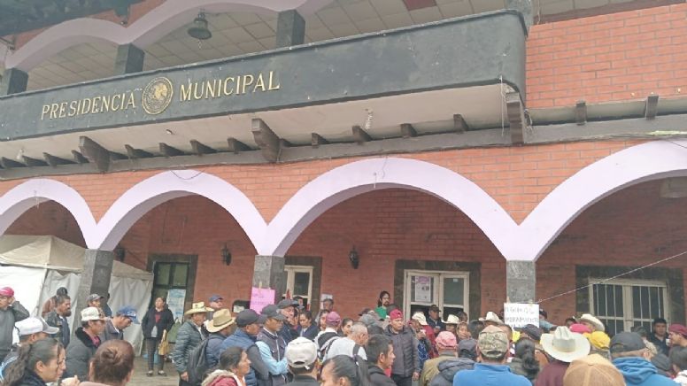 Protestan habitantes de Calnali contra presidente municipal