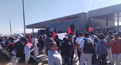 Frenan trabajadores de Audi México la línea de producción: Estallan huelga por negarles aumento salarial