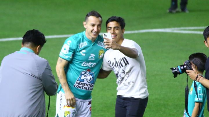 Mario logró tomarse foto con Andrés Guardado en presentación con León y evadir a la seguridad